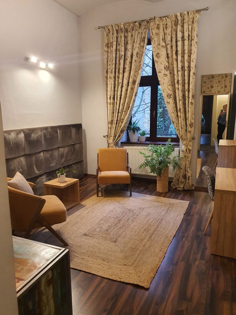 Gabinet z dwoma fotelami i zasłonami